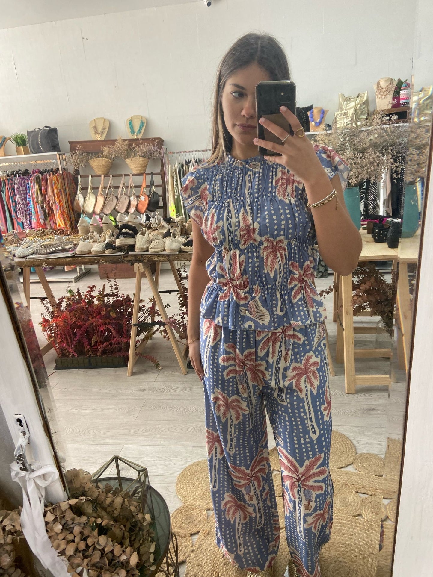 Conjunto tropical preto top e calças