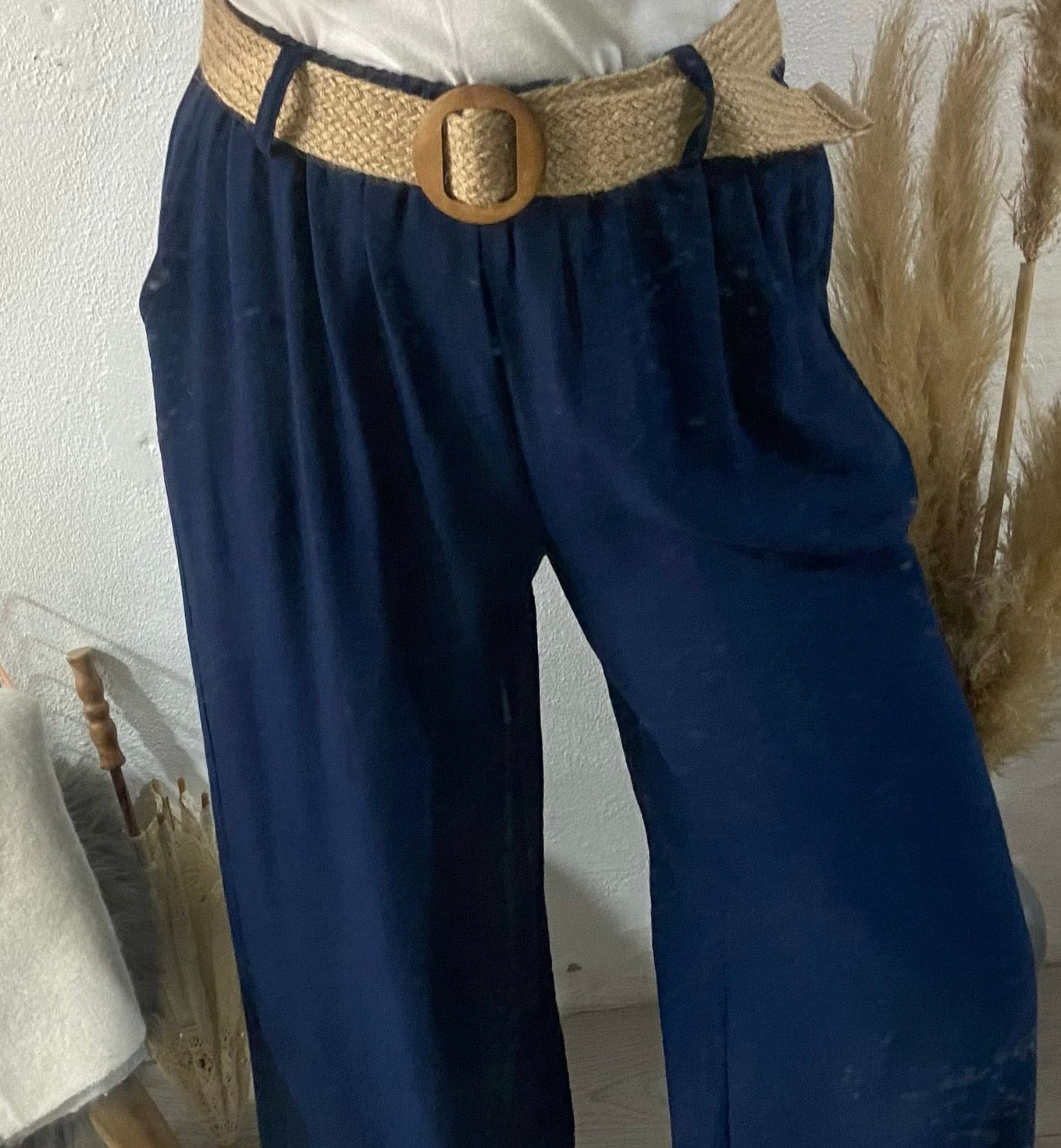 Pantalones fluidos color caqui con cinturón