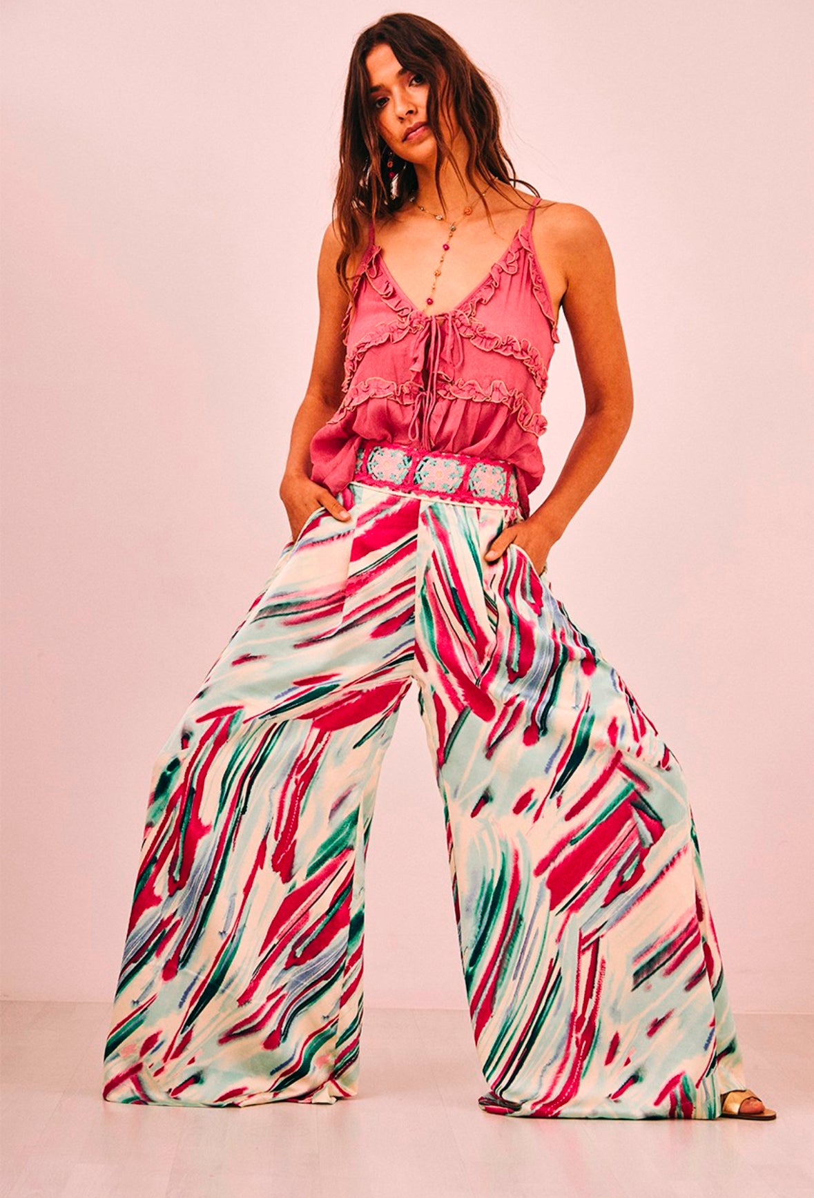 Top pincelado rosa e turquesa com decote em crochê Ni.Karen