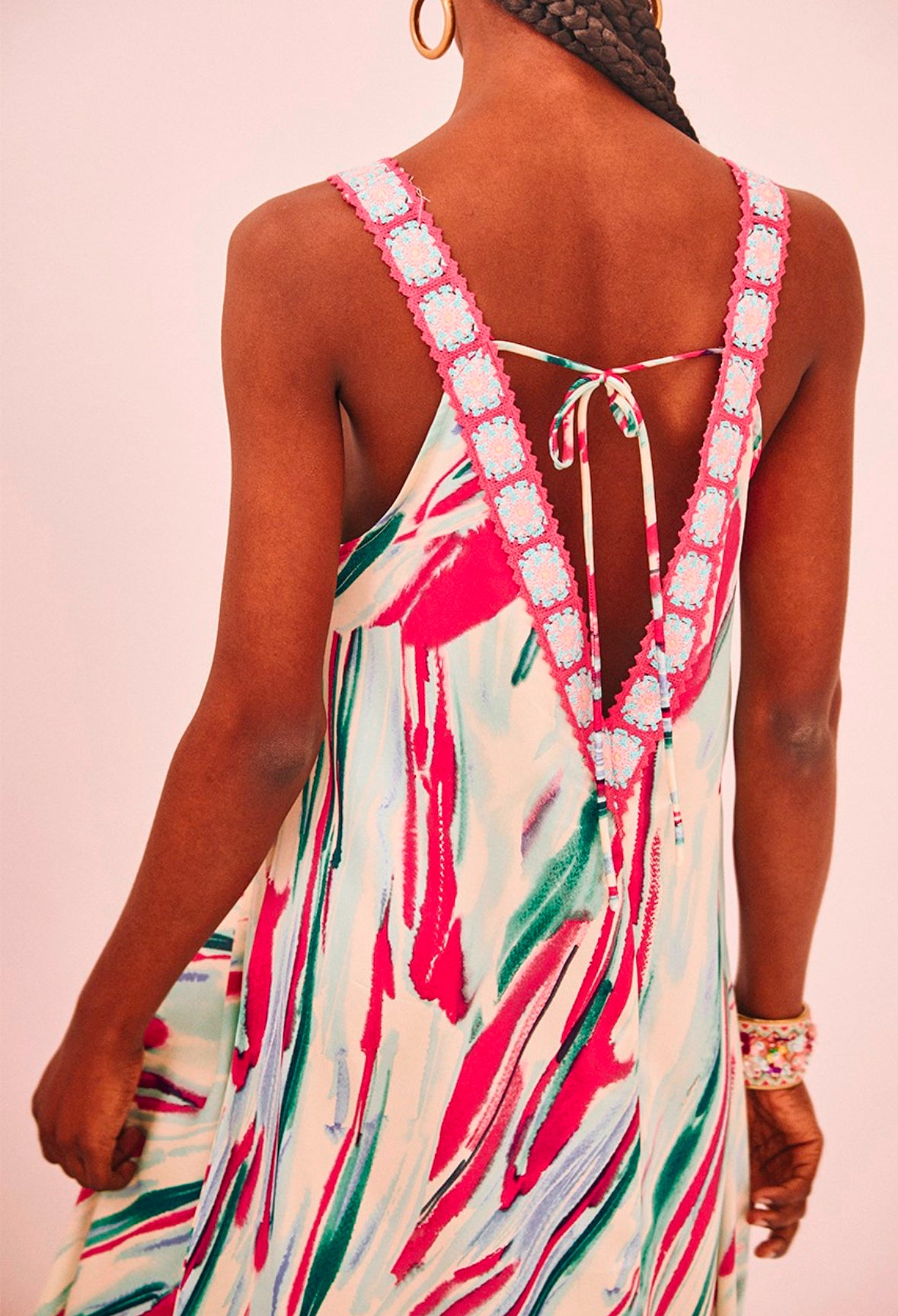 Vestido pincelado rosa e turquesa com decote crochê Ni.Dora