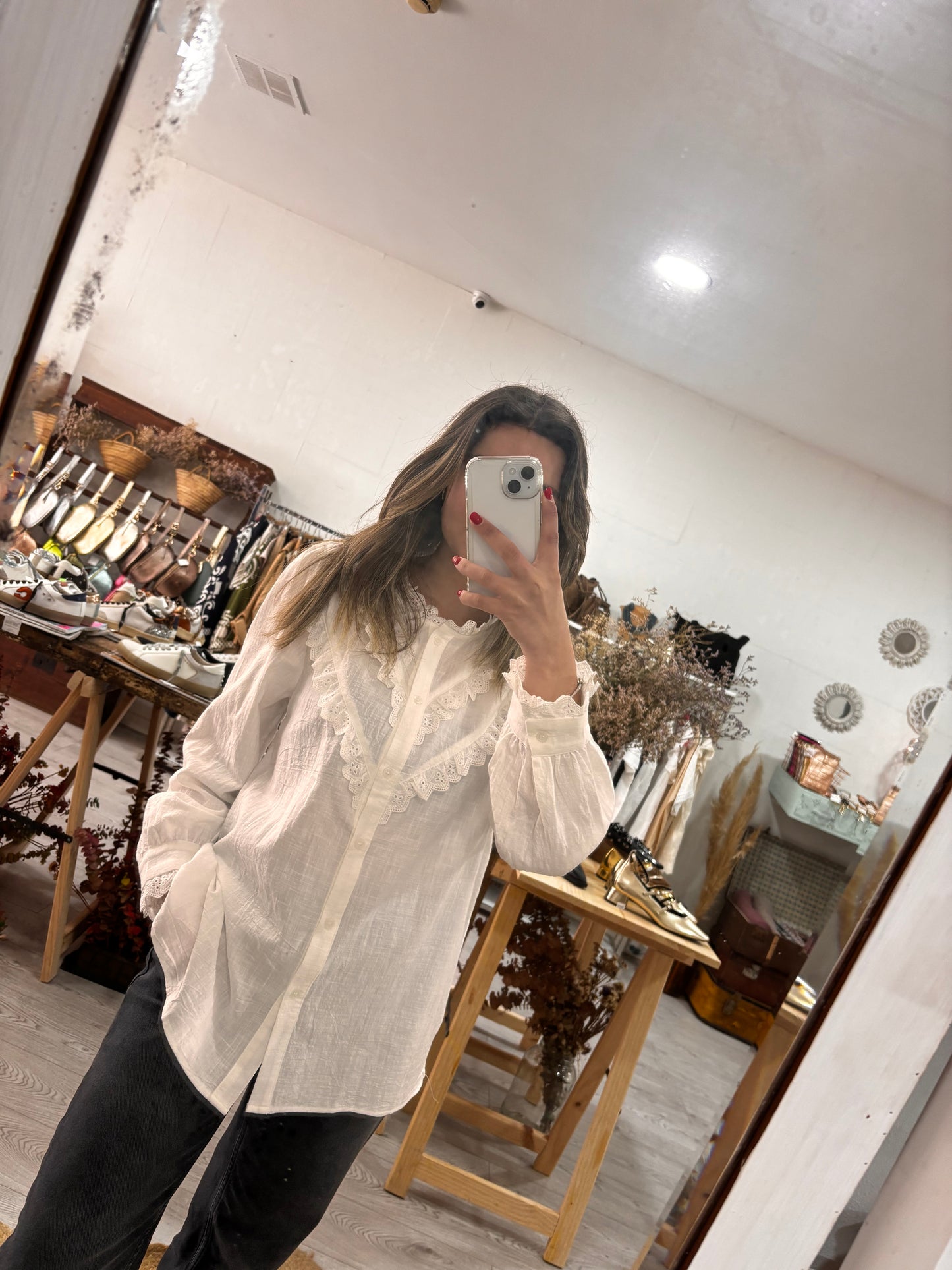 Camisa de algodón blanca con volantes bordados