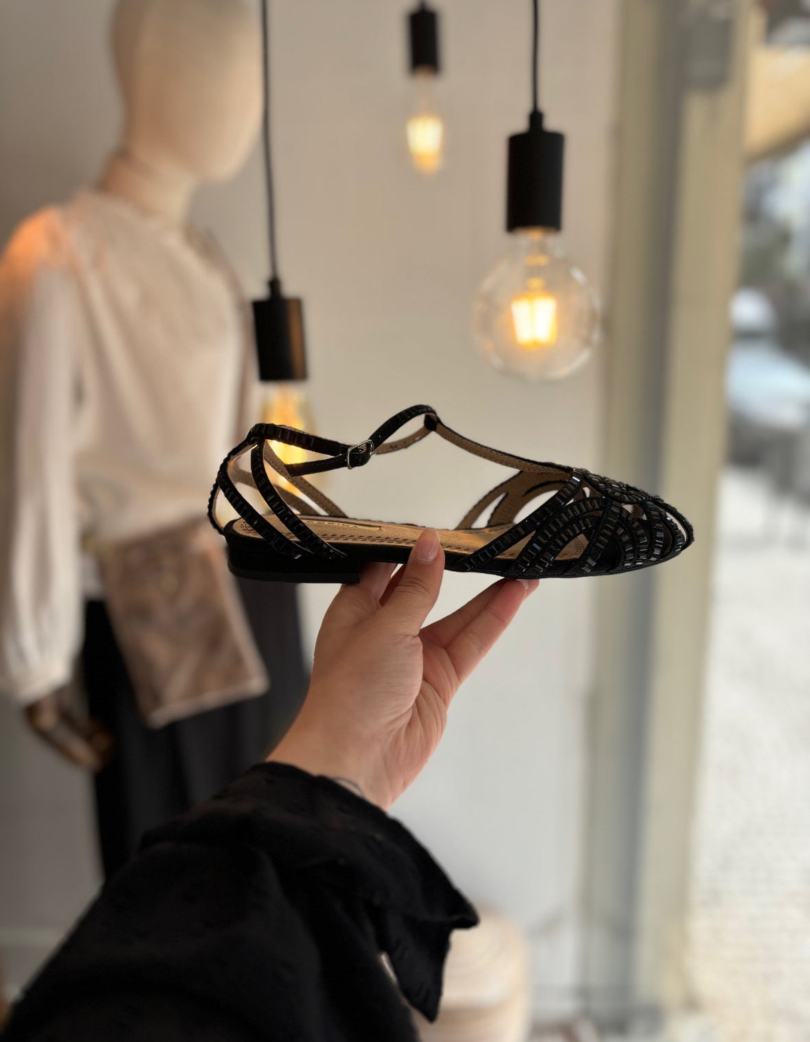 Sandalia plana negra con aplicaciones de hebillas negras