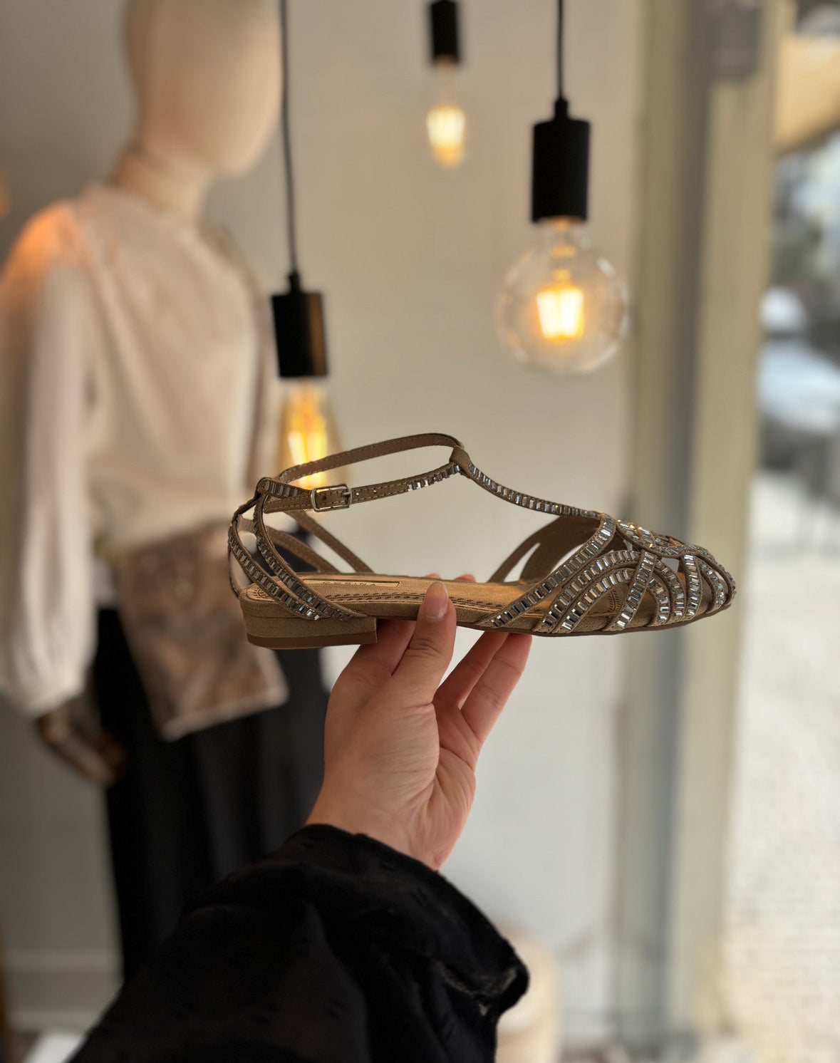 Sandalia plana color topo con aplicaciones de hebillas plateadas