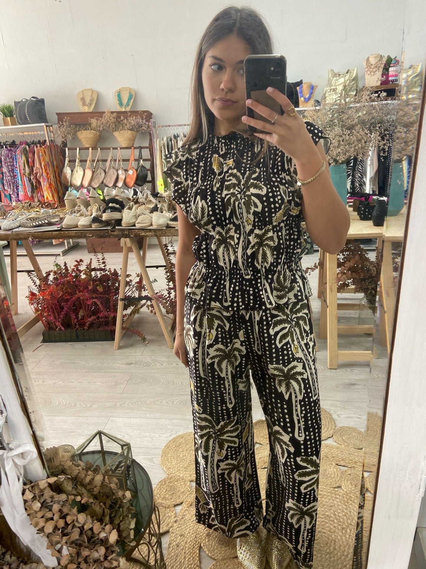 Conjunto tropical preto top e calças