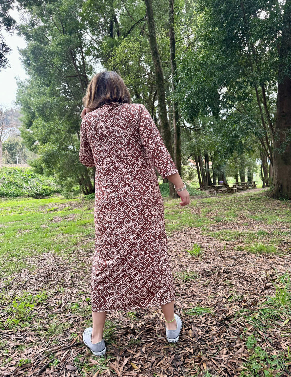 Vestido camiseiro estampado castanho malha fria