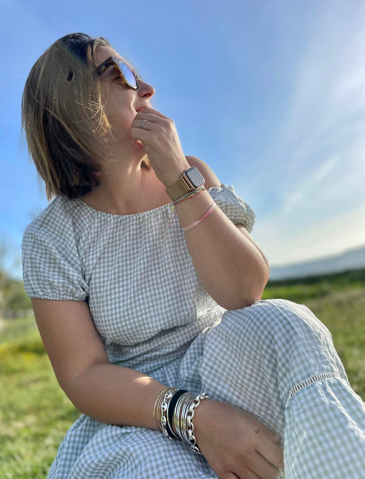 Vestido vichy cinzento e branco com elástico ombros