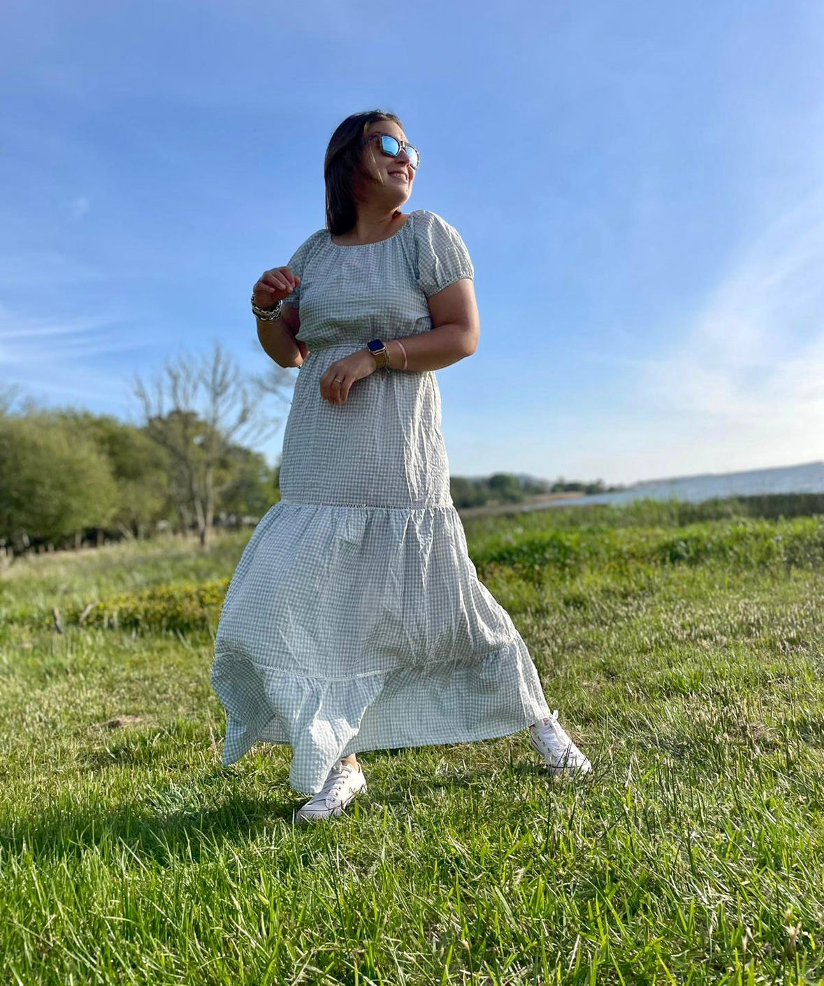 Vestido vichy cinzento e branco com elástico ombros