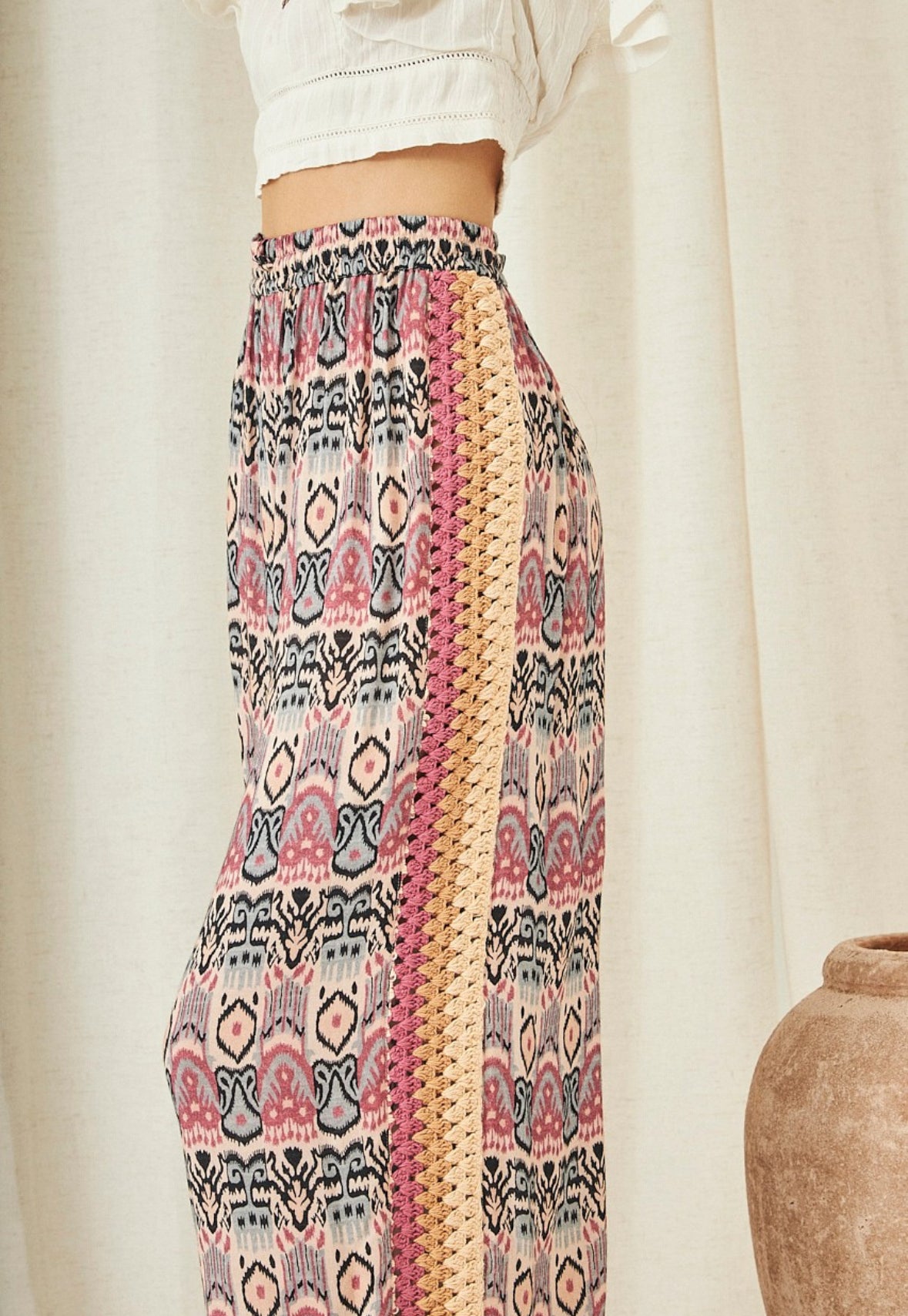 Pantalón estampado étnico y crochet CS.Nef