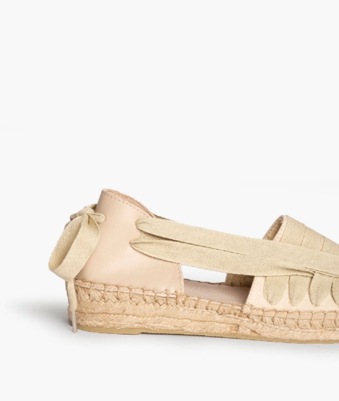 Alpercatas bege com fitas de tecido