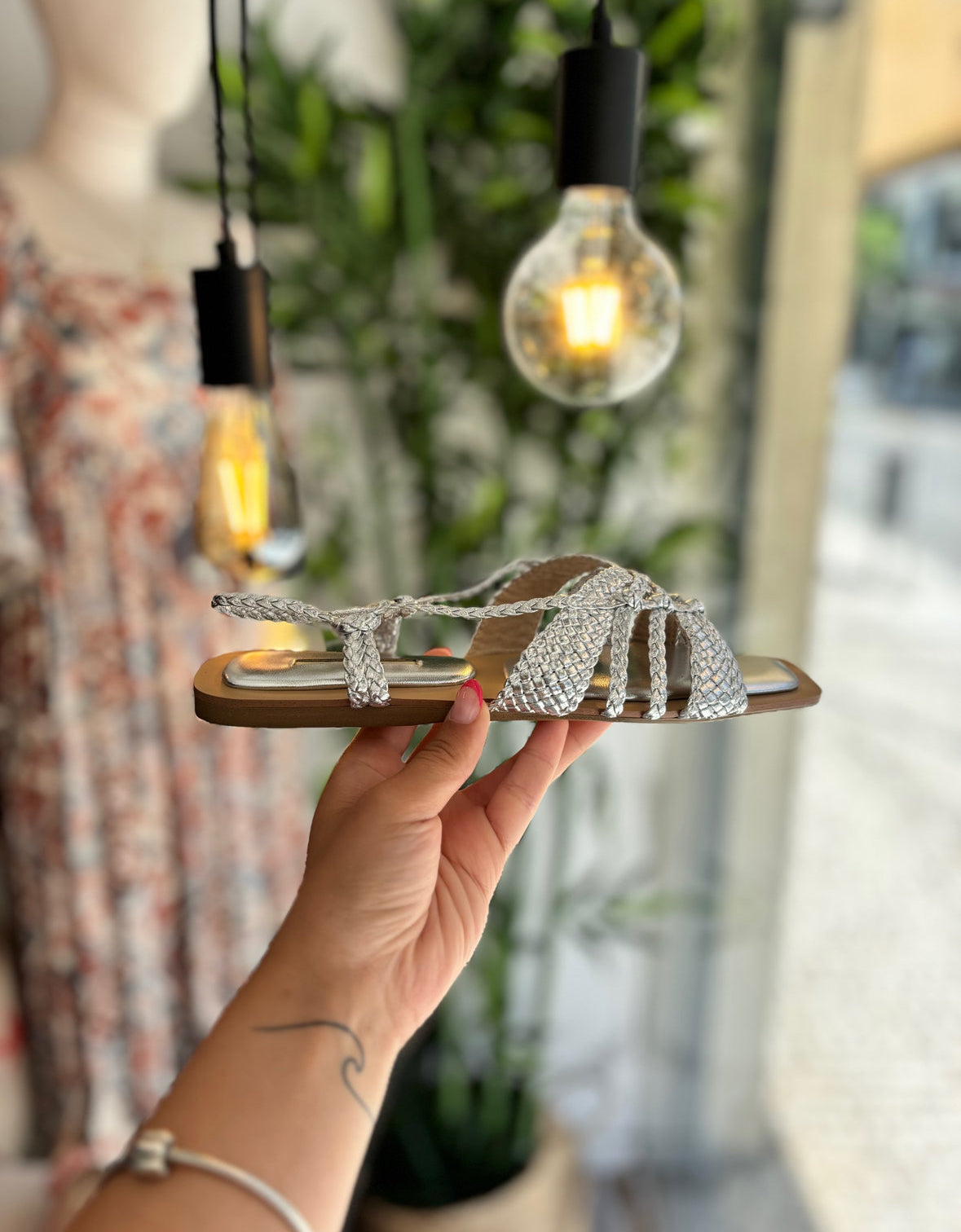 Sandálias rasa camel tiras trança prateadas fivela