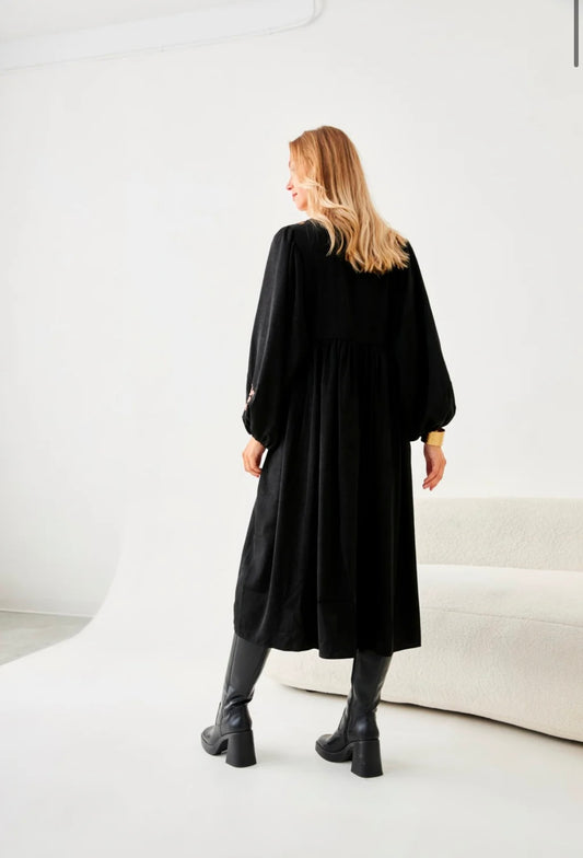 Vestido preto com bordados camel no peito HJ.Datoli