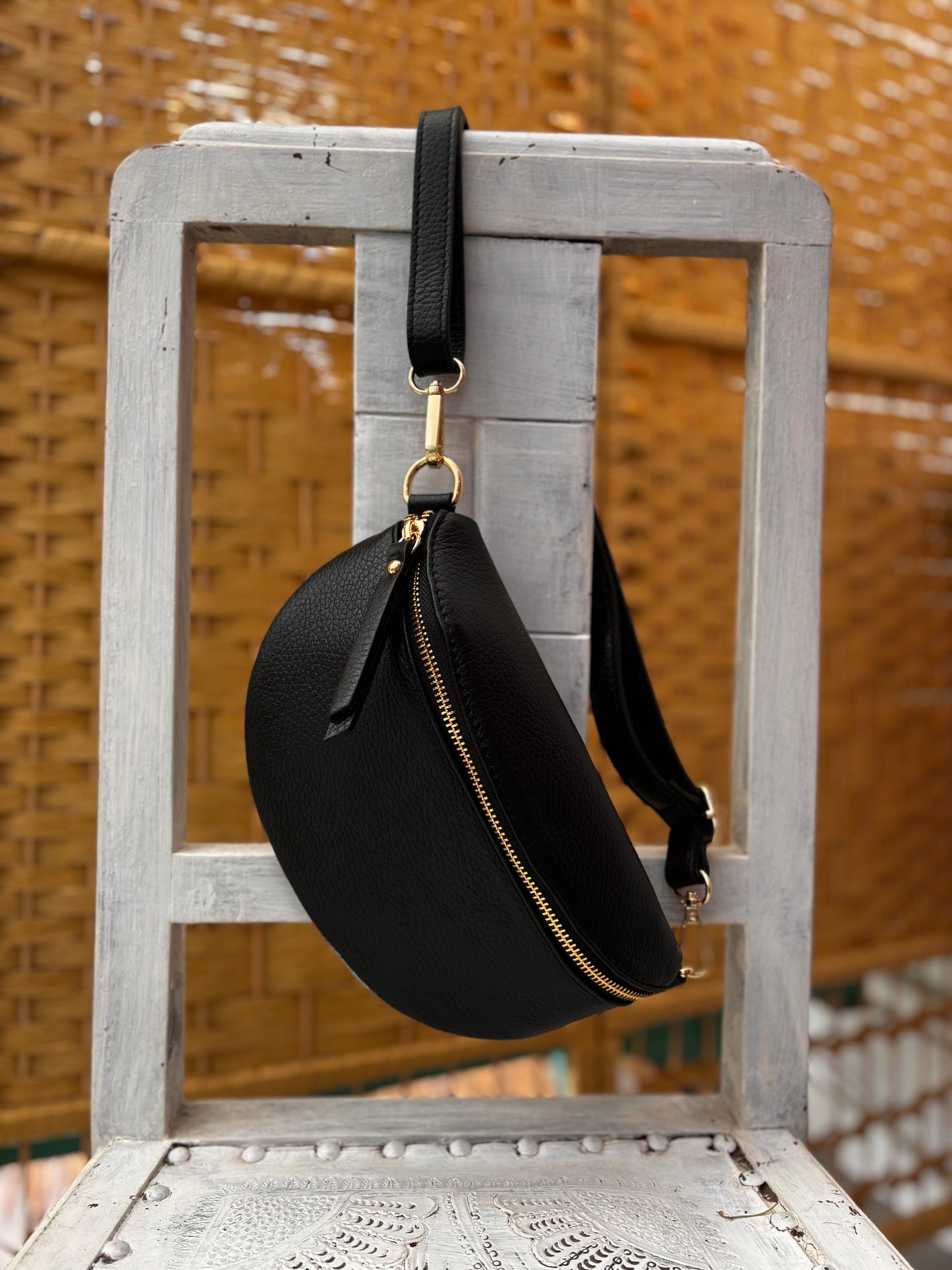 Bolsa banana de cintura ou tiracolo em pele texturada preta