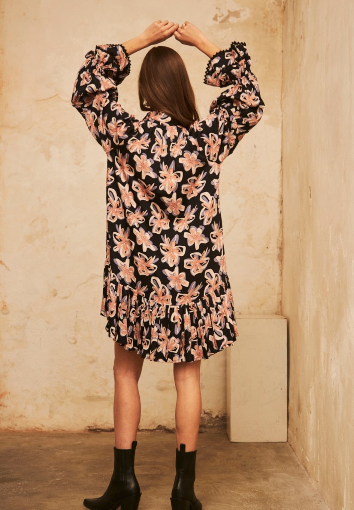 Vestido camiseiro preto floral GF.Ranir