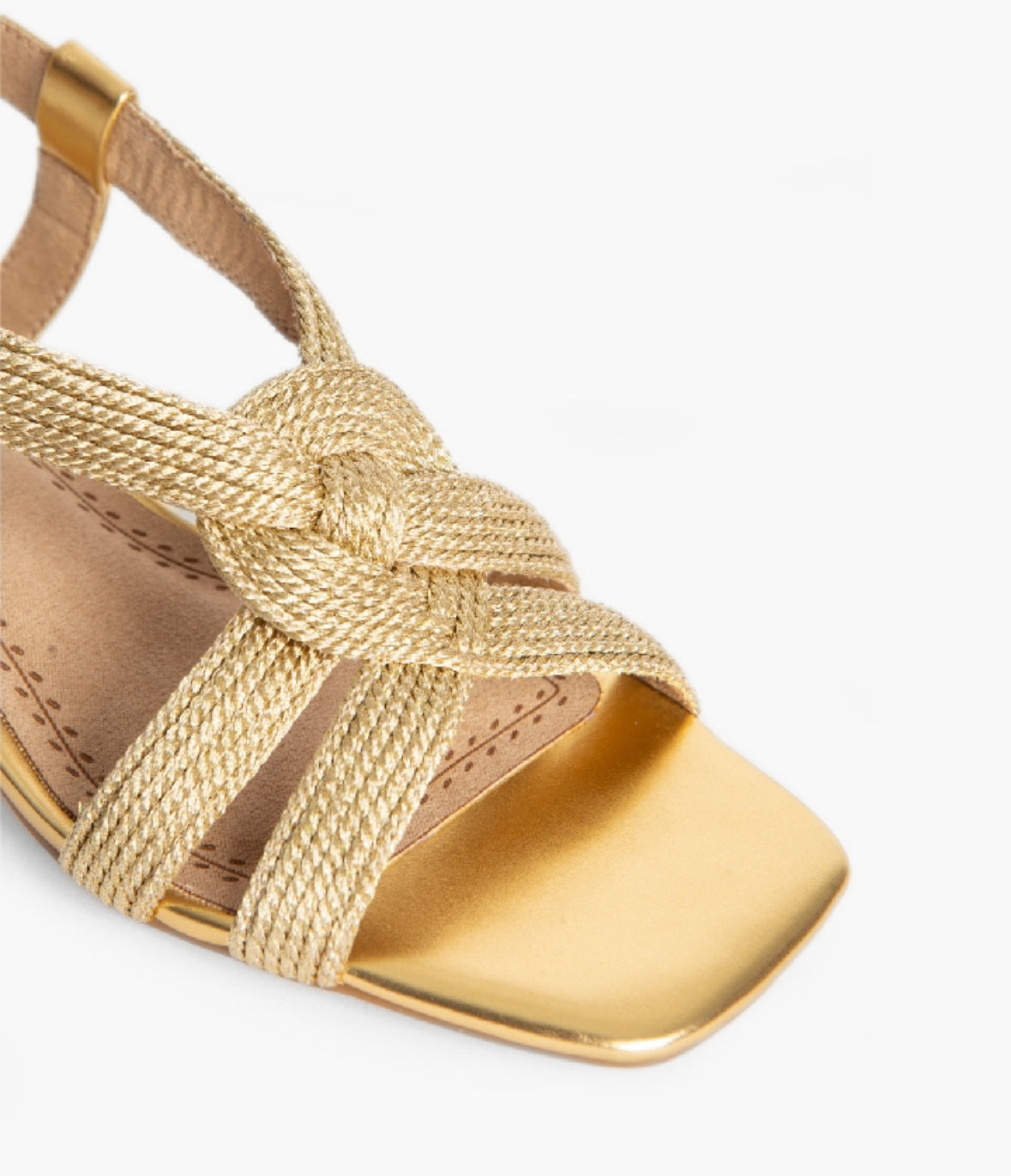 Sandalias trenzadas doradas con tacón