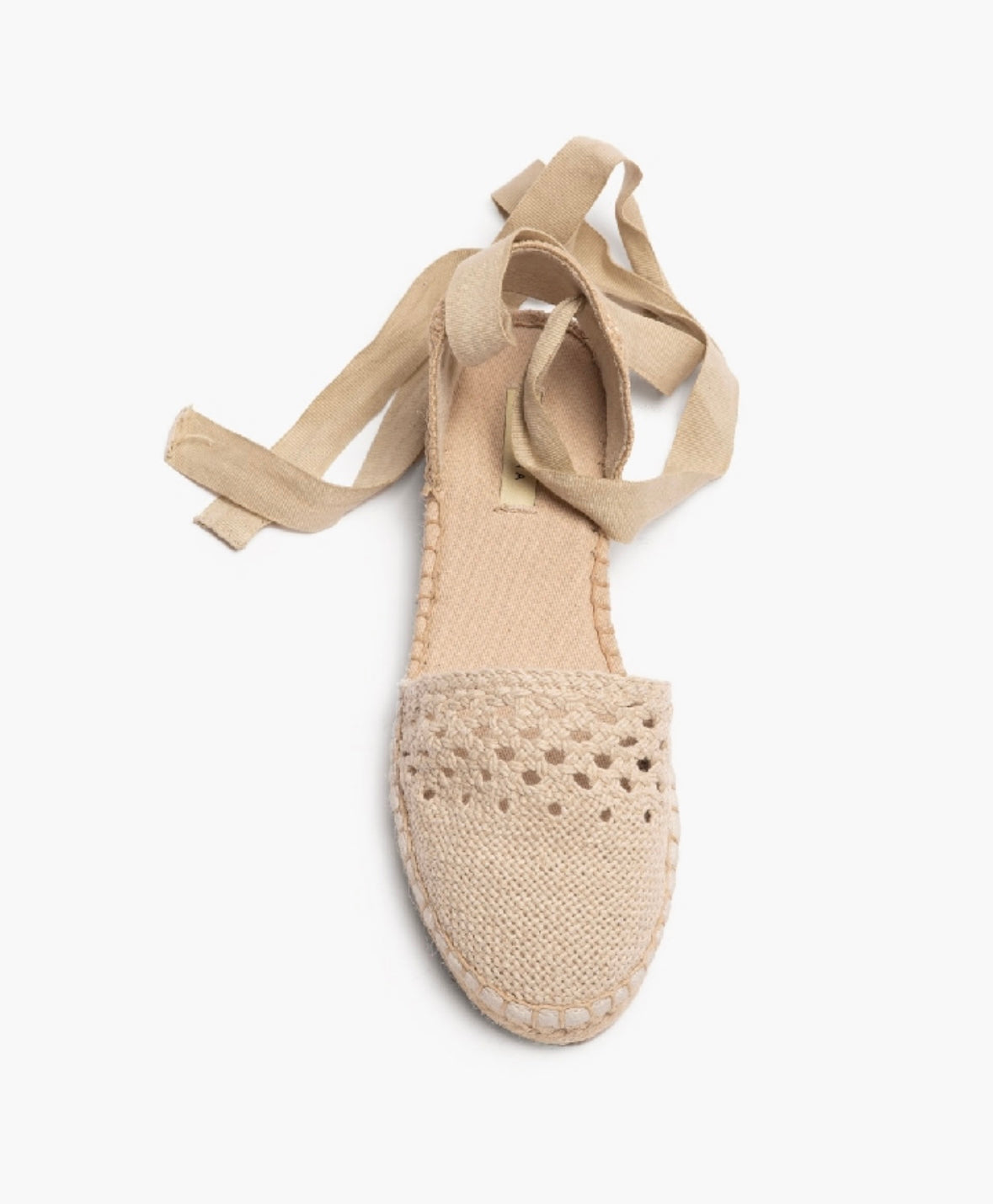 Alpercatas bege crochê e aberturas com laçada