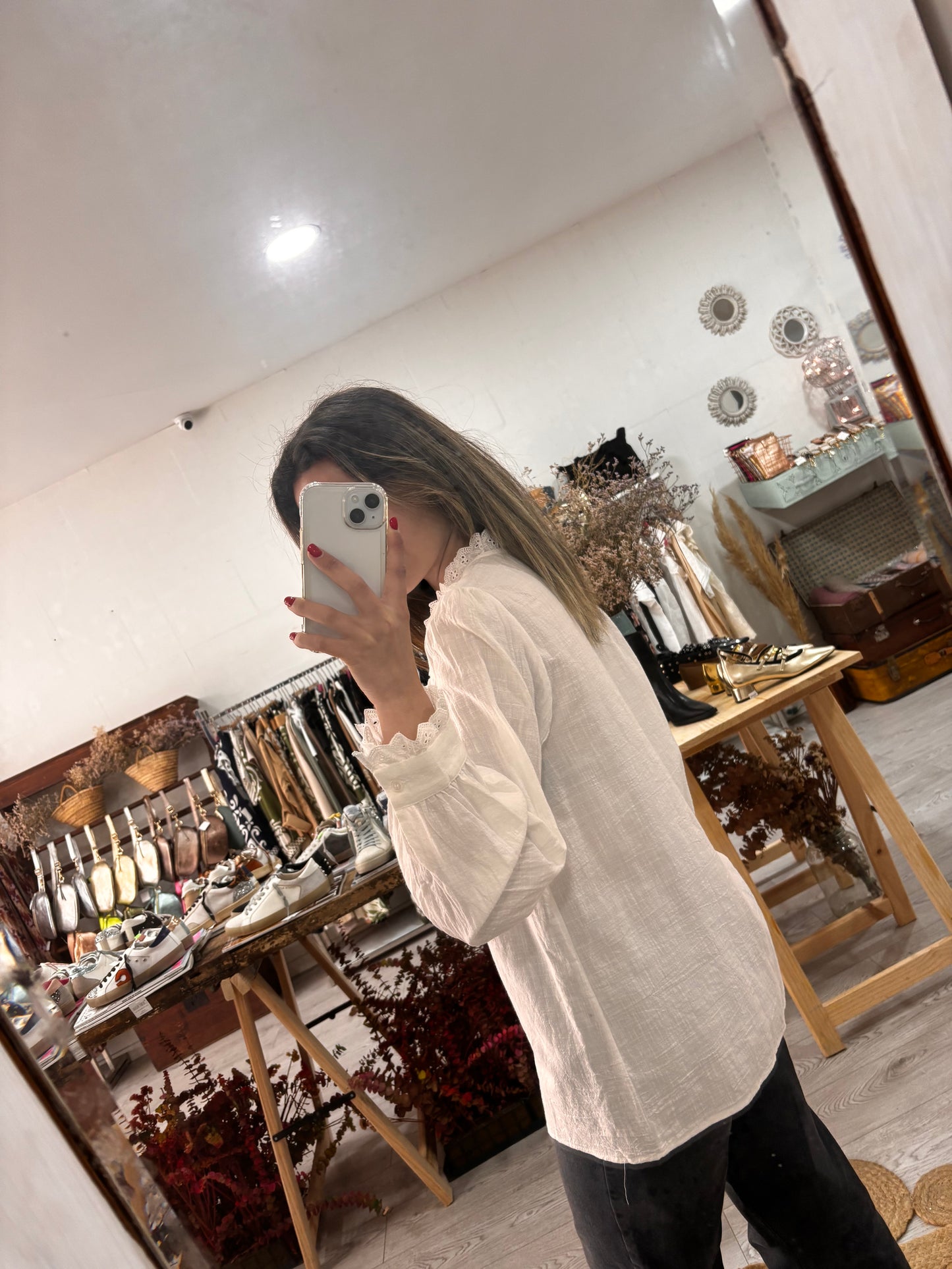 Camisa de algodón blanca con volantes bordados