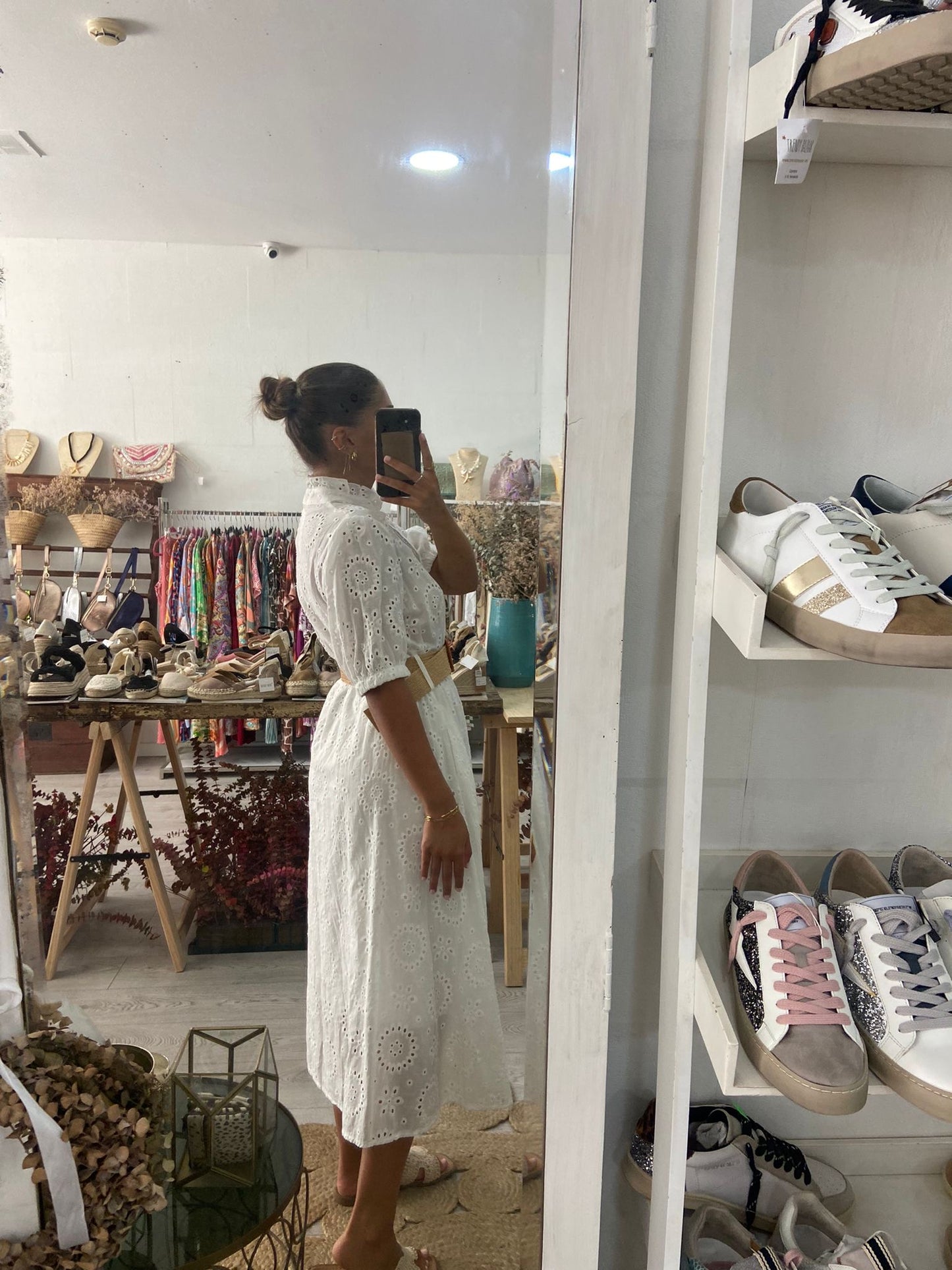 Vestido camiseiro branco bordado inglês cinto