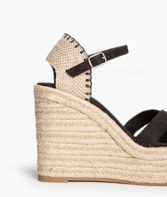 Sandálias de Cunha compensada com fivela e tiras cruzadas pretas