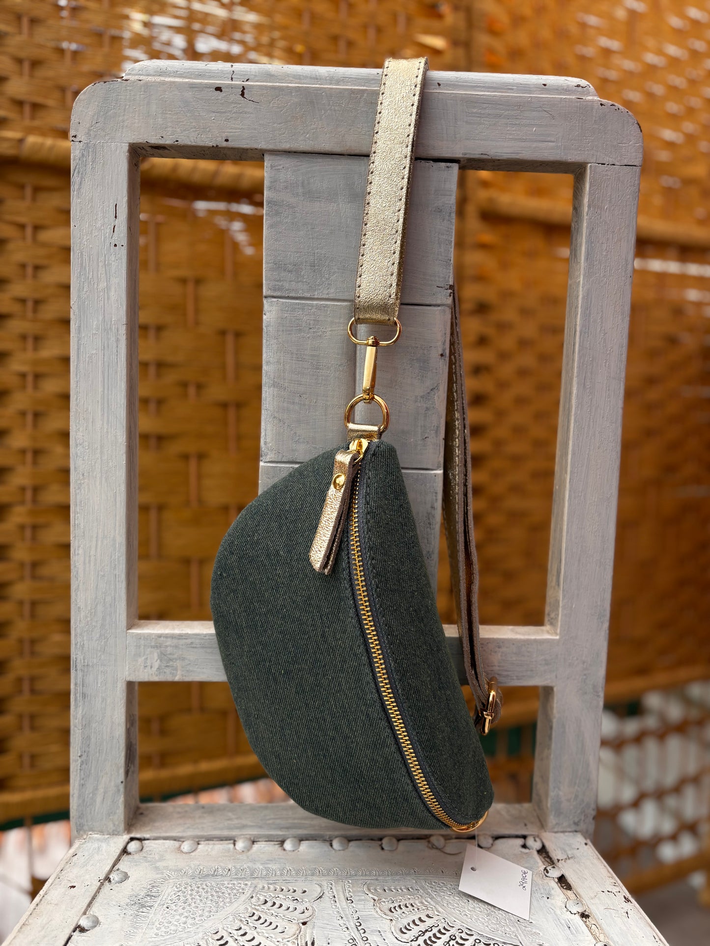 Bolsa banana de cintura ou tiracolo em ganga e dourado