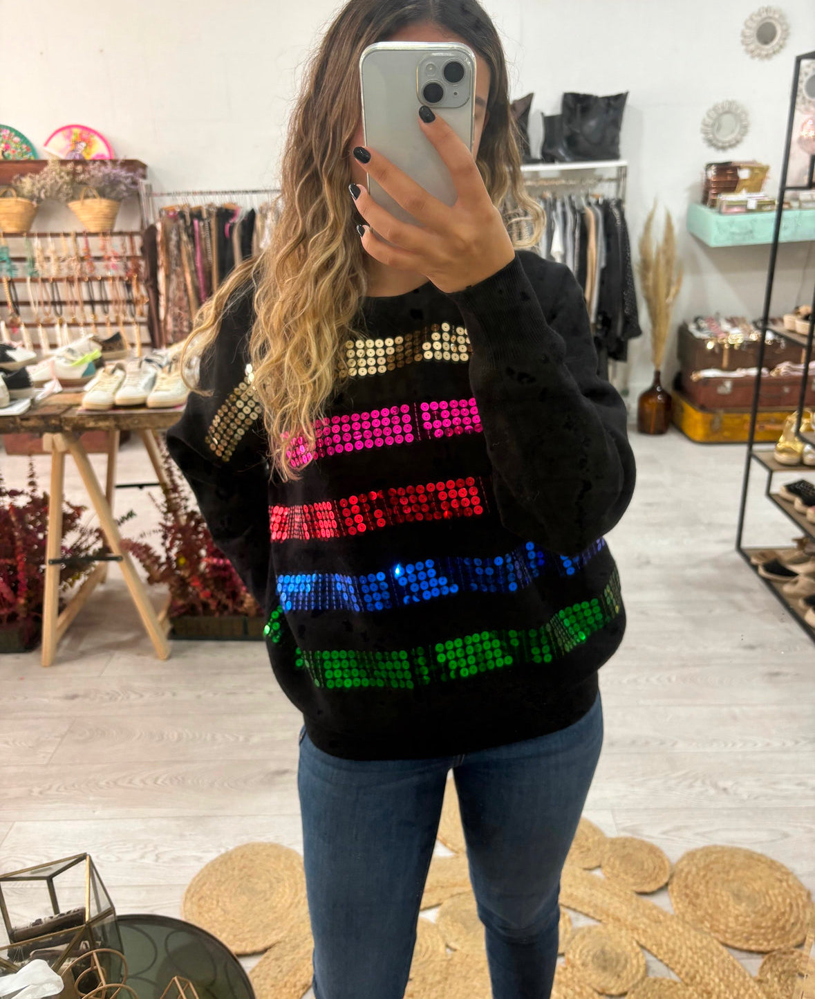 Camisola malha preta lantejoulas coloridas