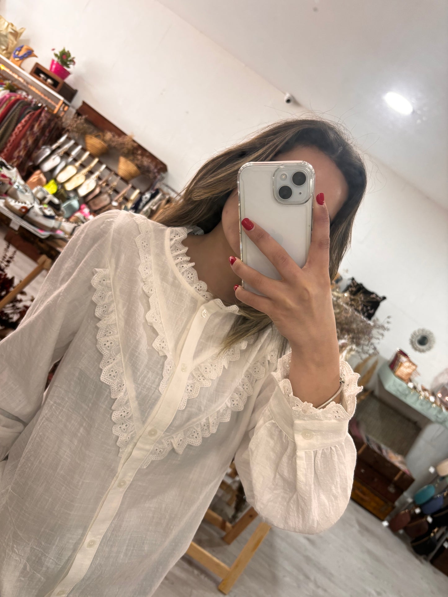 Camisa de algodón blanca con volantes bordados