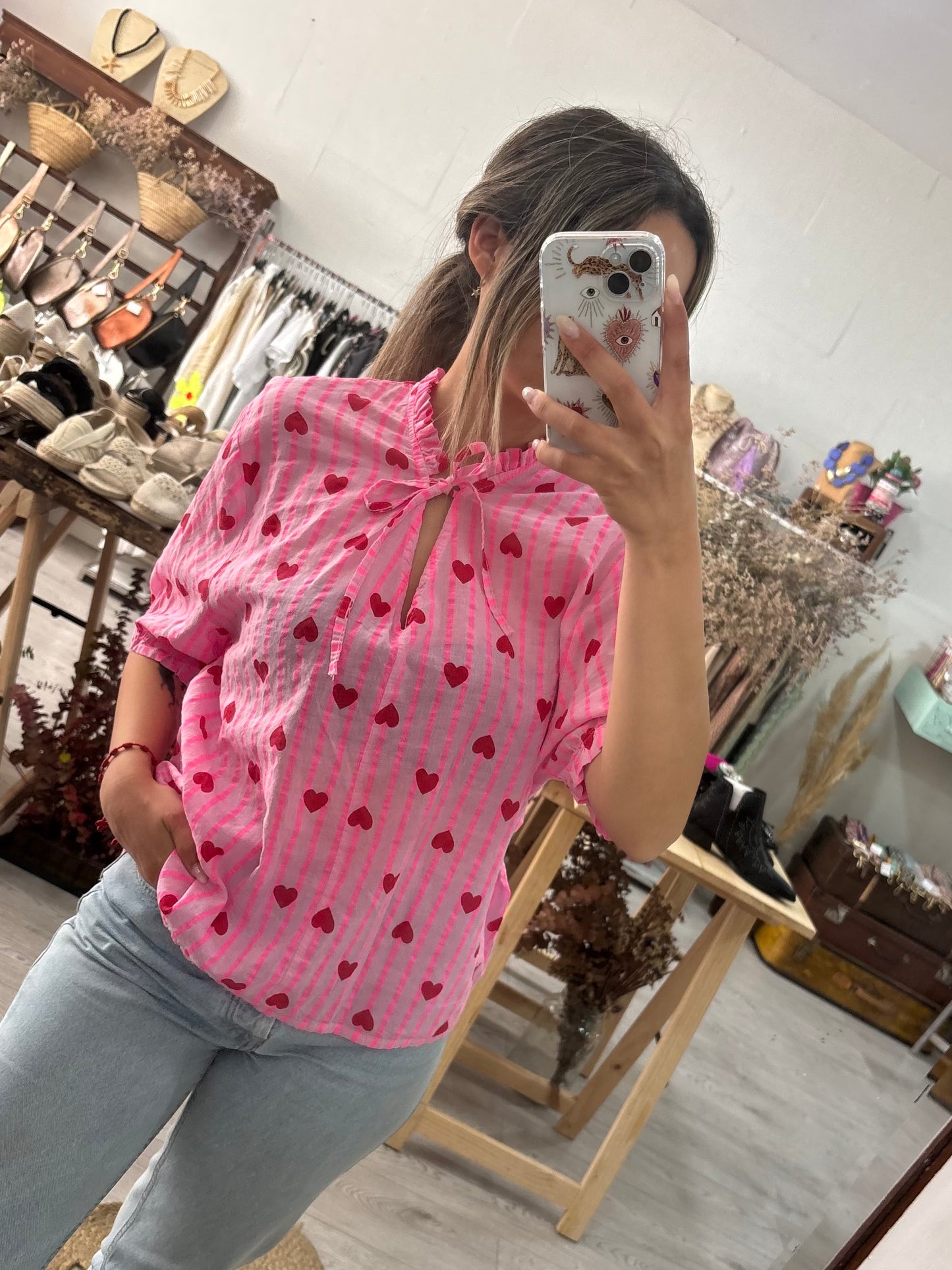 Túnica rosa com riscas laranja e corações rosa
