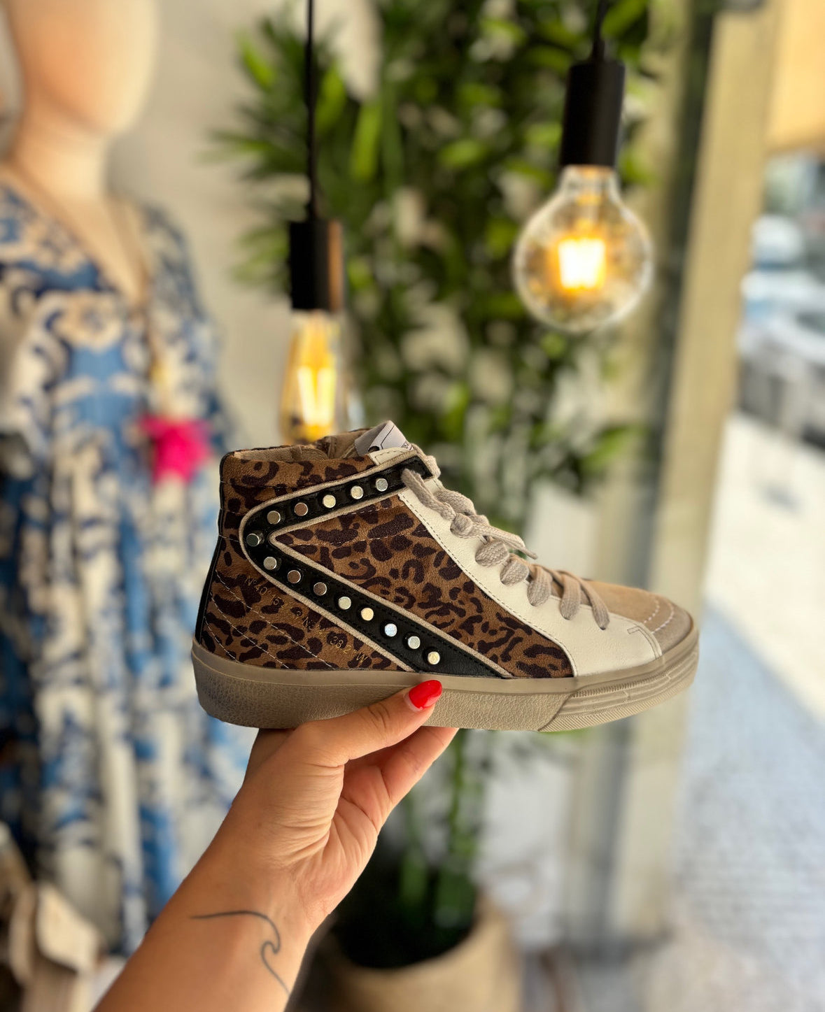 Sapatilhas bota leopardo tachas