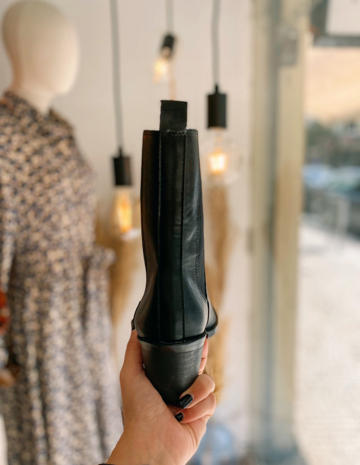 Botas negras con tacón y elástico en los laterales.