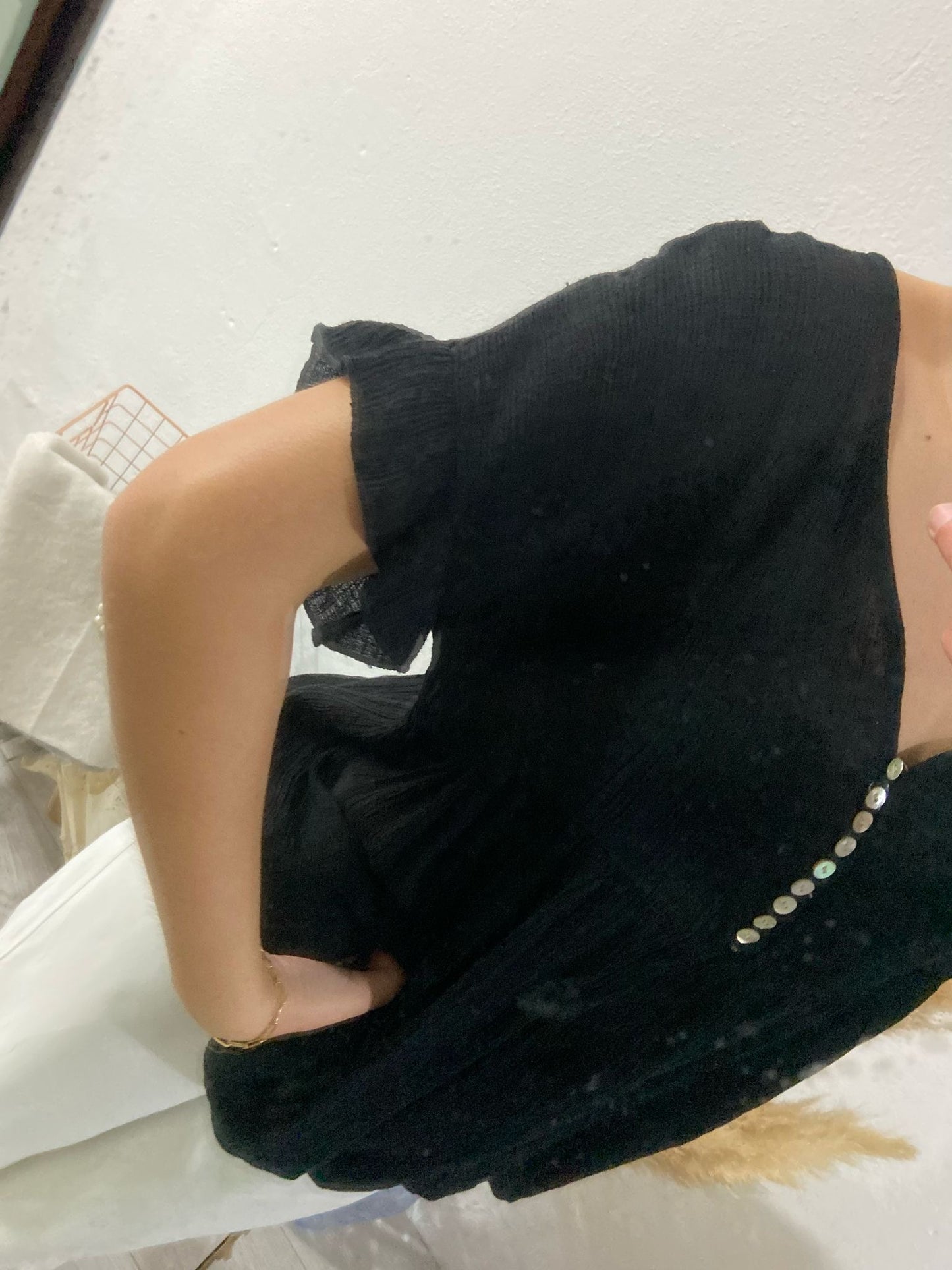 Túnica preta evasé tecido enrugado com botões