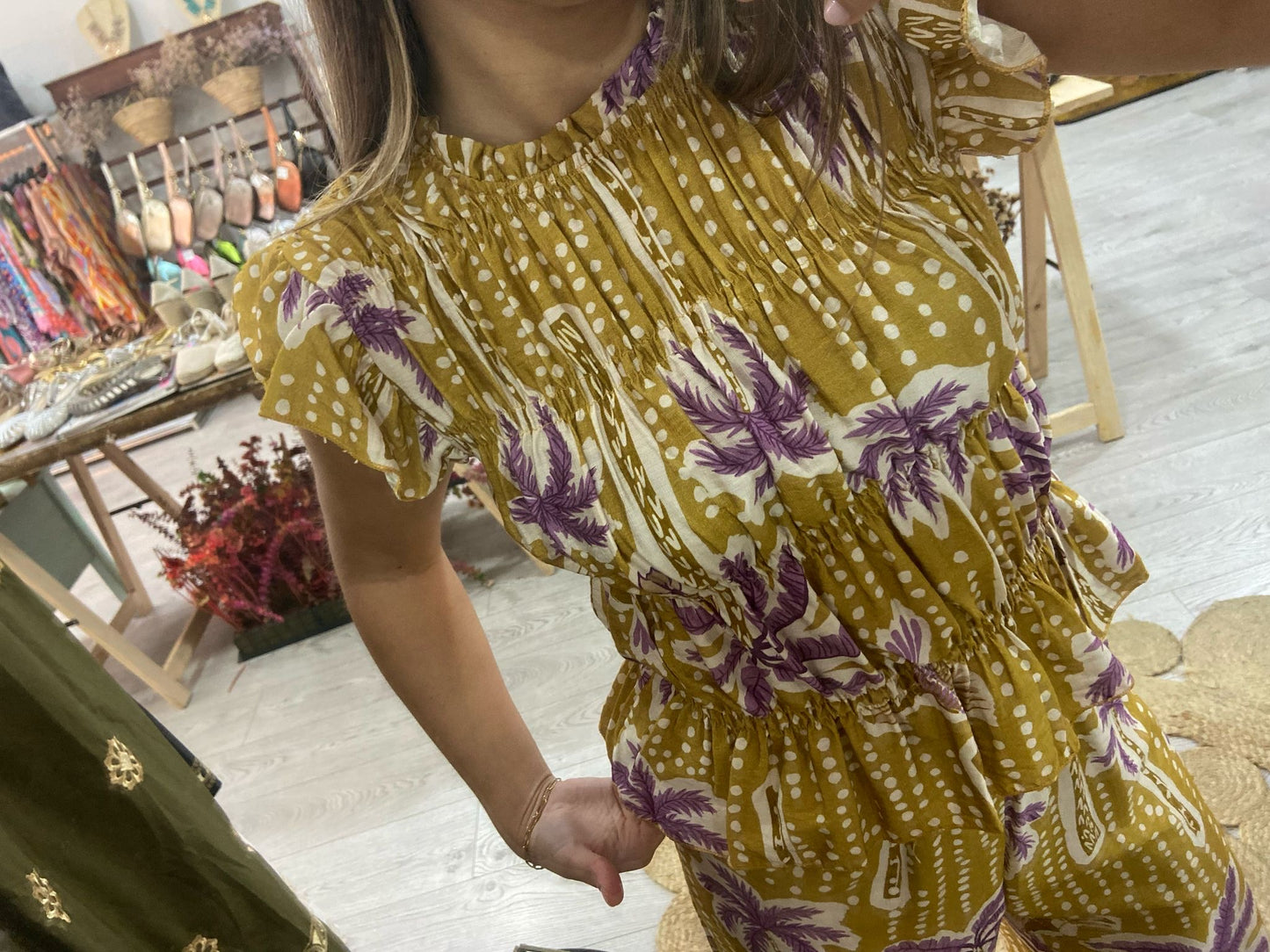 Conjunto tropical mostarda top e calças