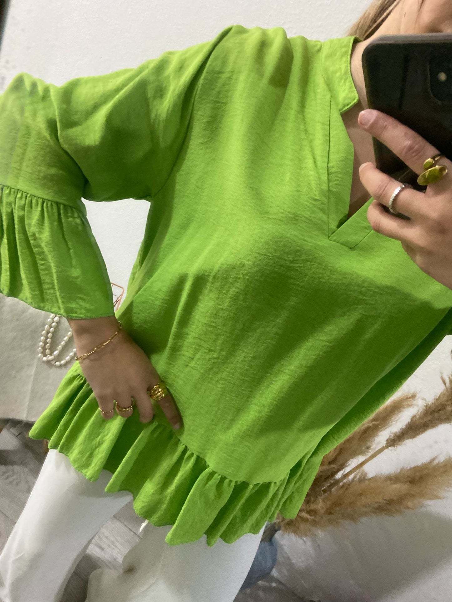 Túnica verde com folhos e decote em V