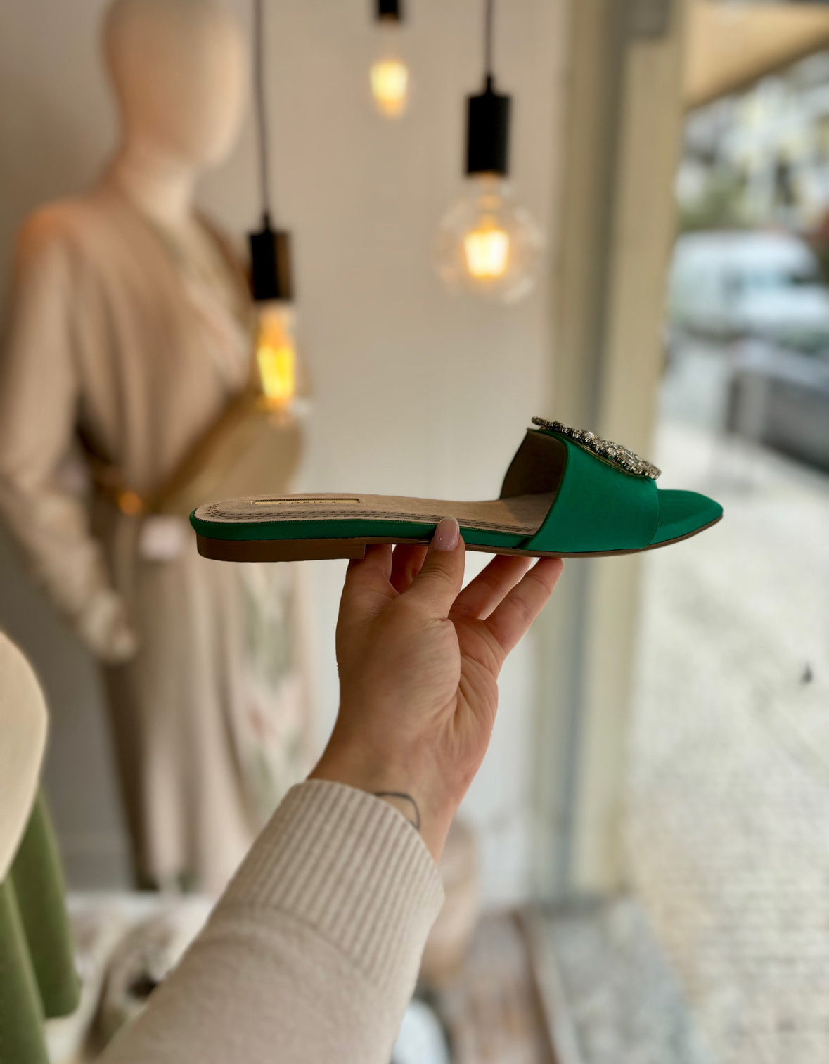 Sandalia plana verde con aplicación de pedrería