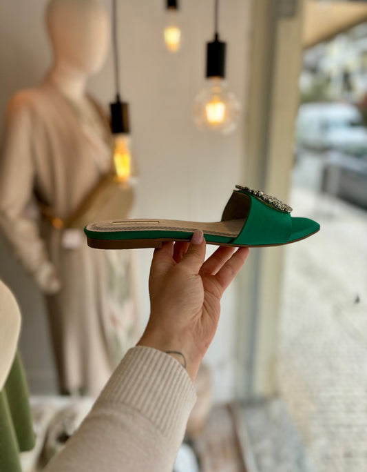 Sandálias rasa verde com aplicação pedraria