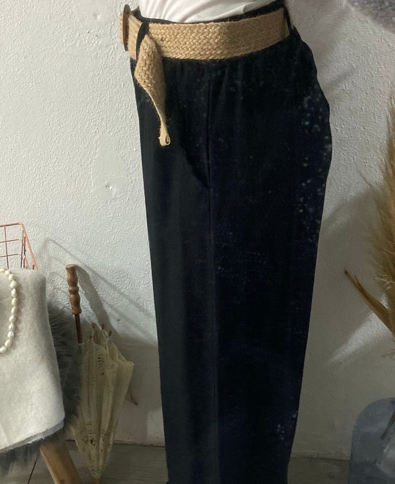 Pantalones fluidos color caqui con cinturón