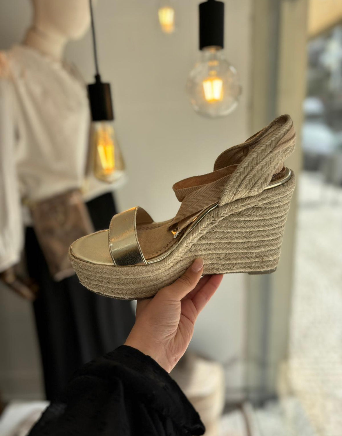 Sandálias de cunha compensada com tira dourada