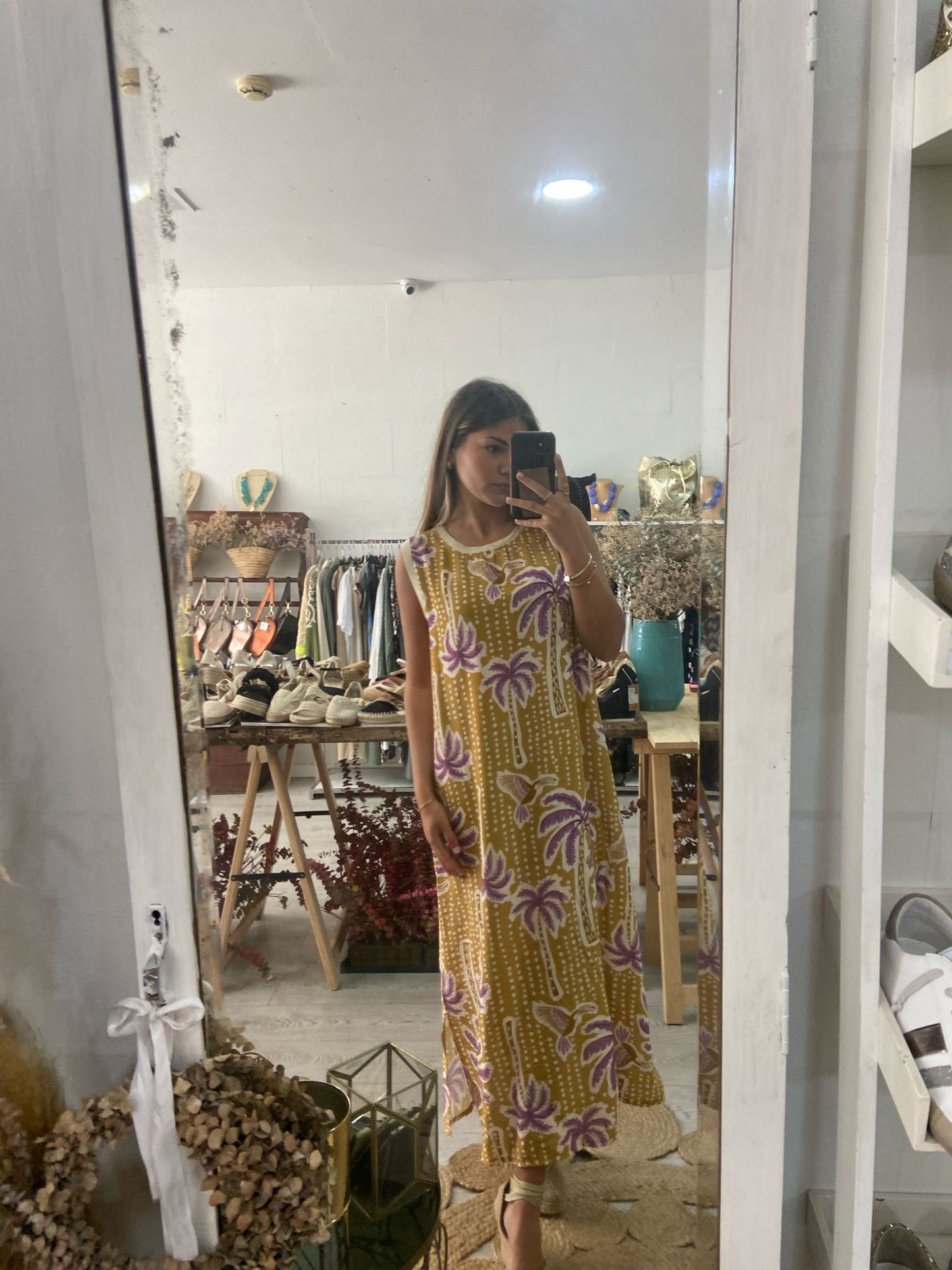 Vestido mostarda estampado tropical