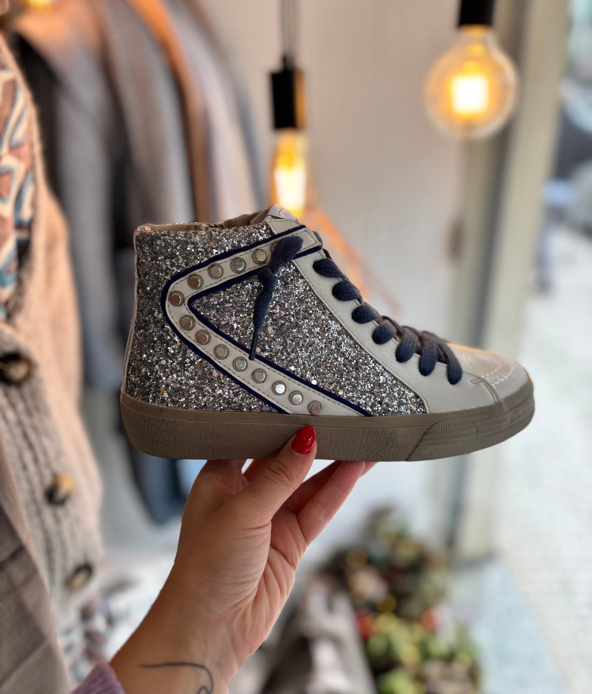 Sapatilhas bota glitter prateado aplicação tachas tira azul