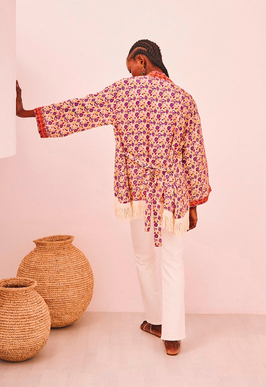 Kimono estampado com bordado na lapela e com franjas AU.Brisa
