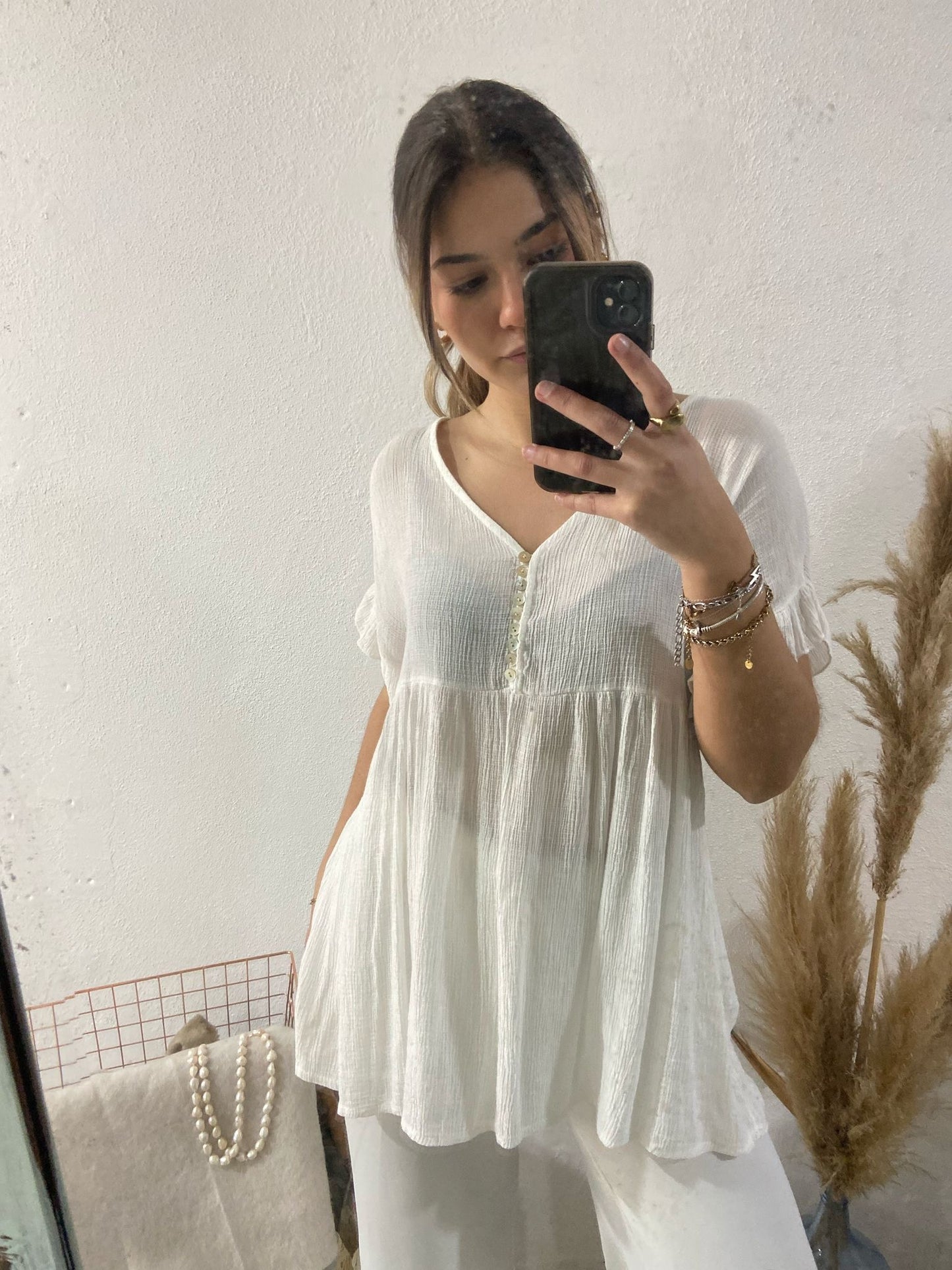 Túnica preta evasé tecido enrugado com botões