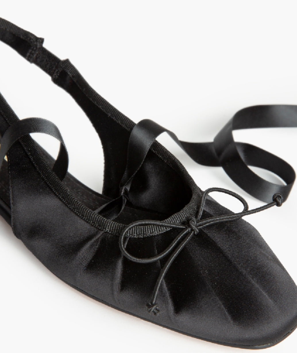 Bailarinas de cetim pretas abertas atrás e laçada