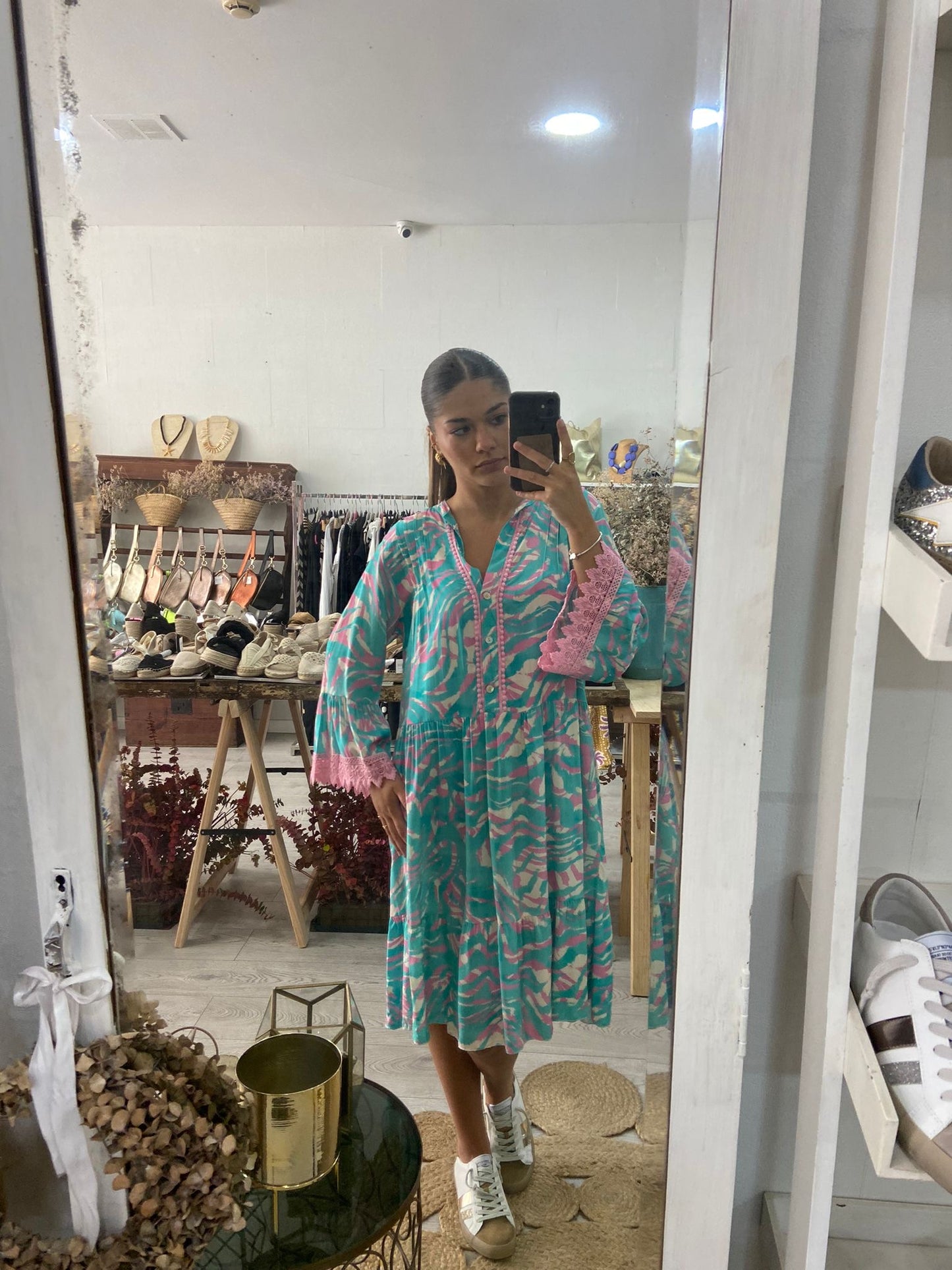 Vestido turquesa com detalhes rosa/bege