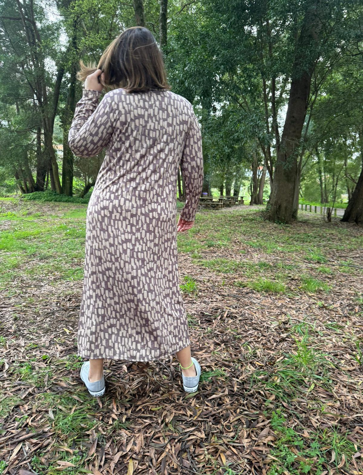 Vestido camiseiro estampado taupe malha fria