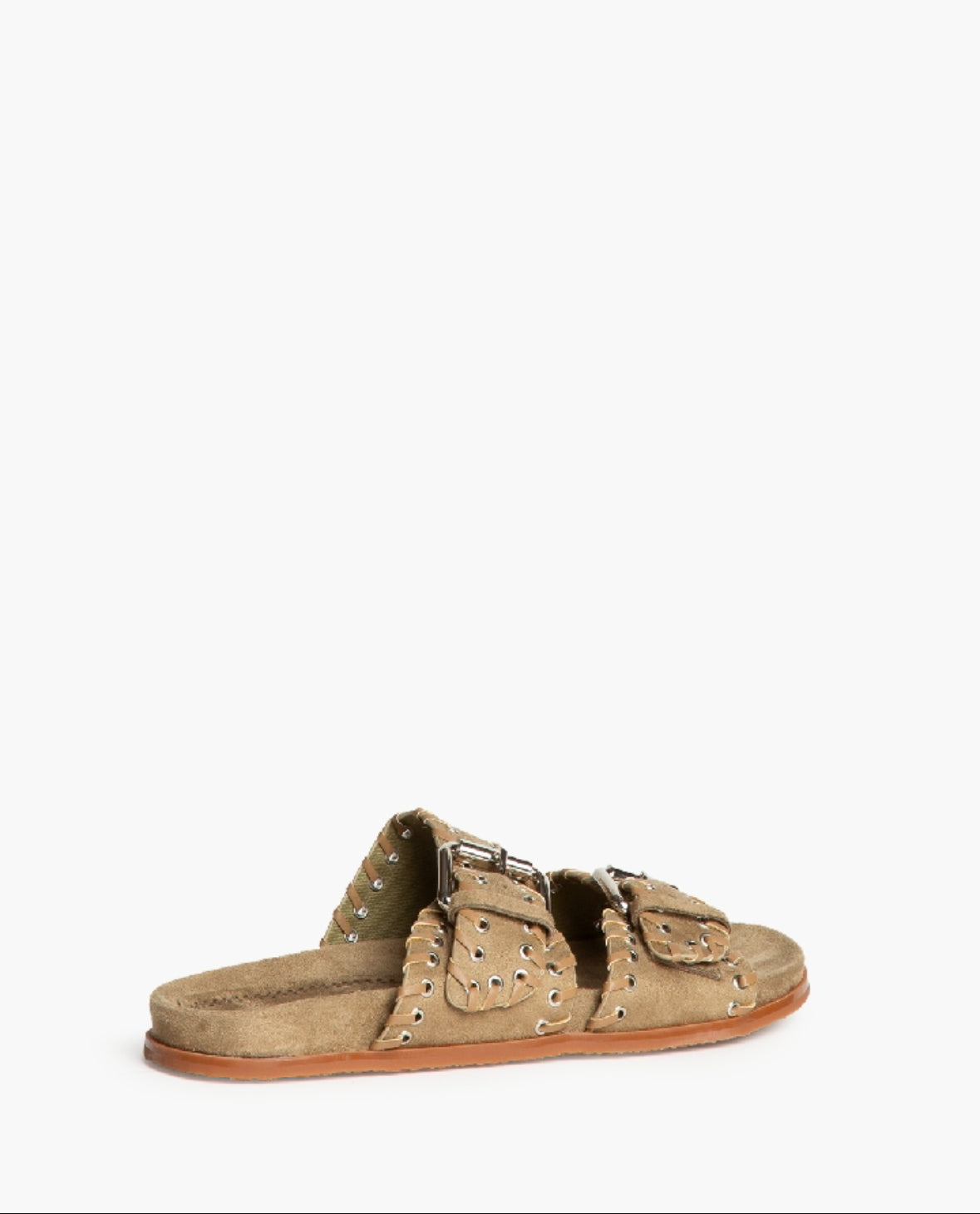 Chinelo raso com fivelas metálicas