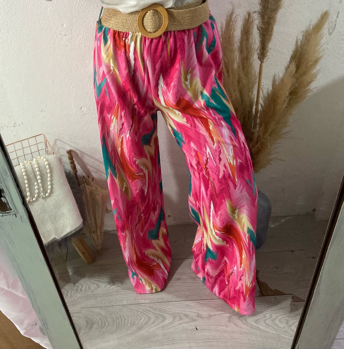 Pantalonas manchadas lilás e verde com cinto