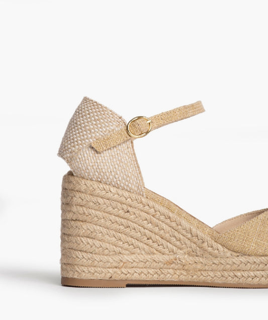 Sandálias cunha bege texturado com brilho dourado e fivela