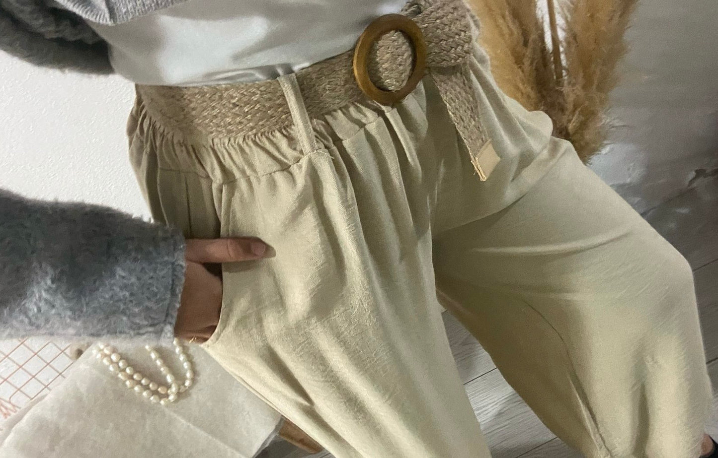 Pantalones fluidos color caqui con cinturón
