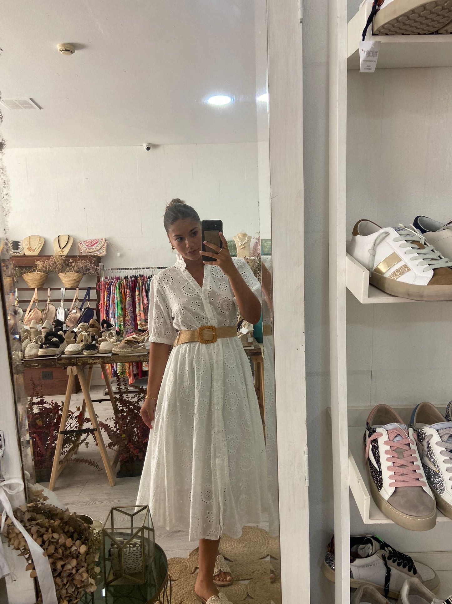 Vestido camiseiro branco bordado inglês cinto