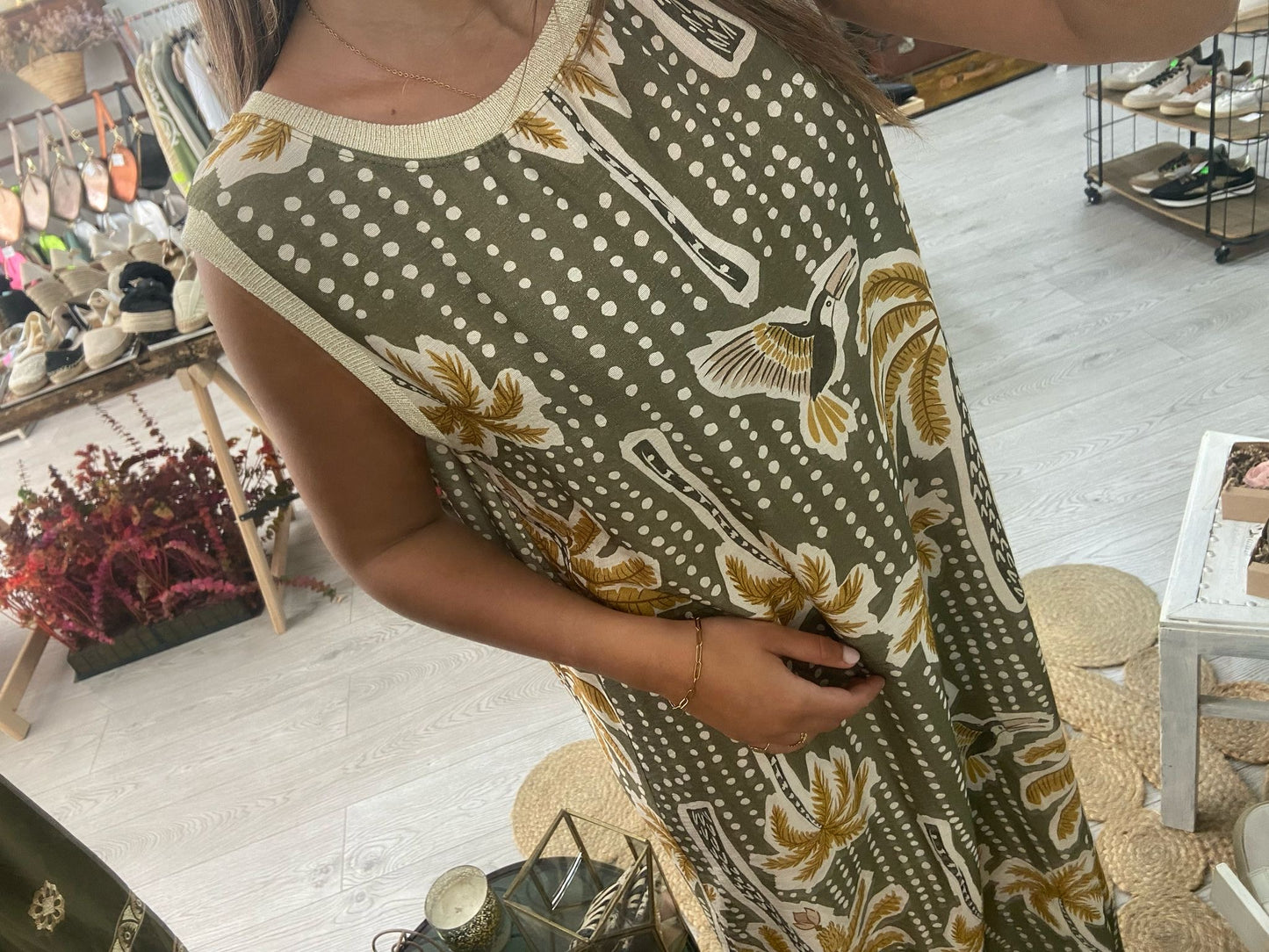 Vestido mostarda estampado tropical