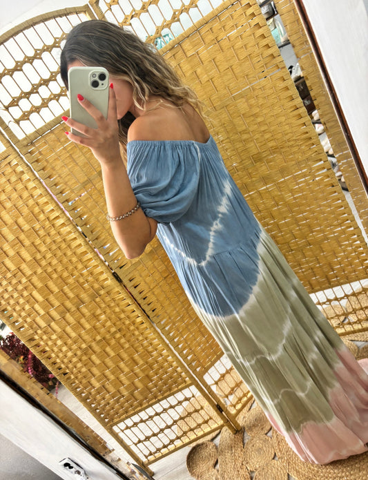 Vestido tie dye azul/verde/rosa escuro com elástico ombros