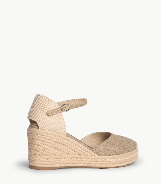 Sandálias de cunha bege texturado com brilho e fivela